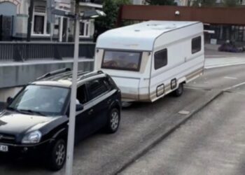 Duitser rijdt met z’n caravan een parkeergarage in Vlissingen binnen – en test meteen de limiet