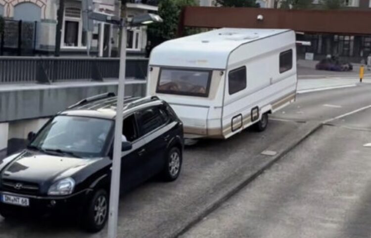 Duitser rijdt met z’n caravan een parkeergarage in Vlissingen binnen – en test meteen de limiet