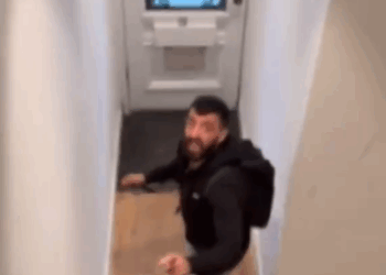 Inbreker betrapt tijdens TV-avondje – bewoner grijpt direct keihard in..