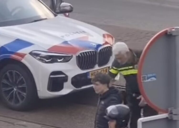 VIDEO: Oudere agent pakt brutale scooterrijders aan – en gaat viraal met keiharde actie