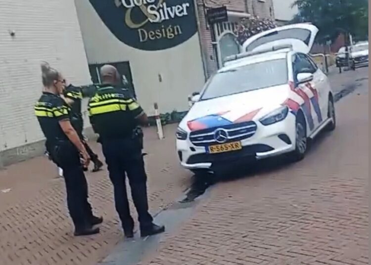 Mercedes niet bestand tegen Apeldoorns straatmeubilair: paaltje pakt politieauto hard aan