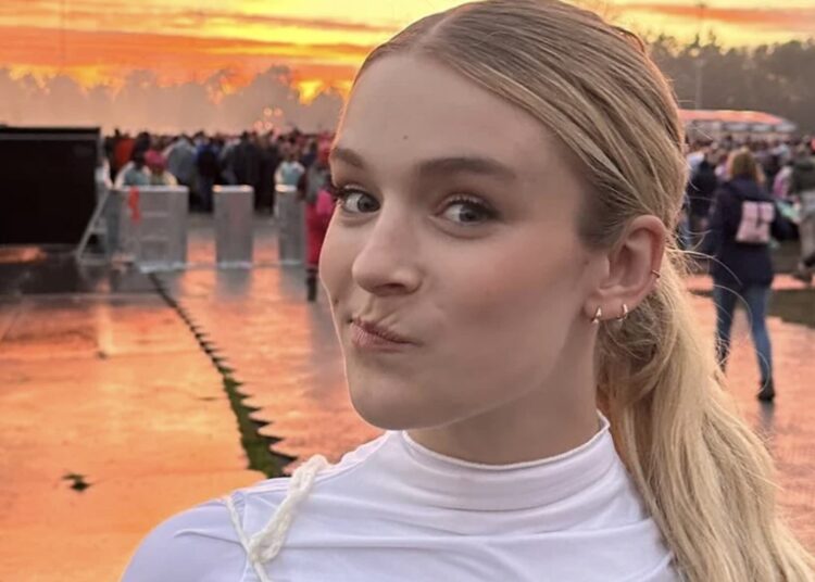 Rokje waait omhoog bij Pommelien Thijs, camera draait door