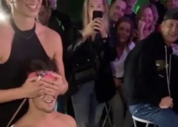 Als je denkt dat er een stripper komt… maar je vrienden komen met iets beters