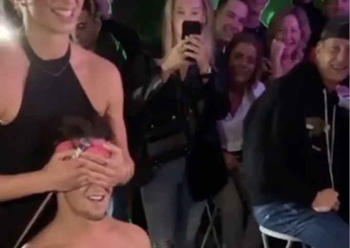 Als je denkt dat er een stripper komt… maar je vrienden komen met iets beters