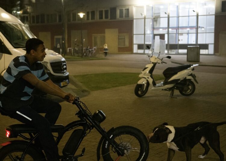 Ondertussen in Rotterdam waar een fatbiker door een pitbull wordt aangepakt