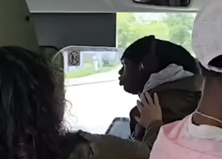 Man spuugt en ramt alle ramen van de bus kapot omdat hij moest doorlopen na het inchecken