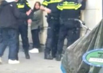 Politie agent laat zien wie de baas is