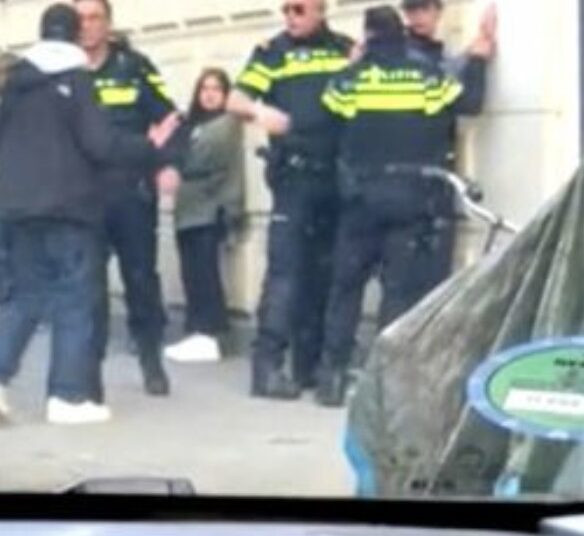 Politie agent laat zien wie de baas is