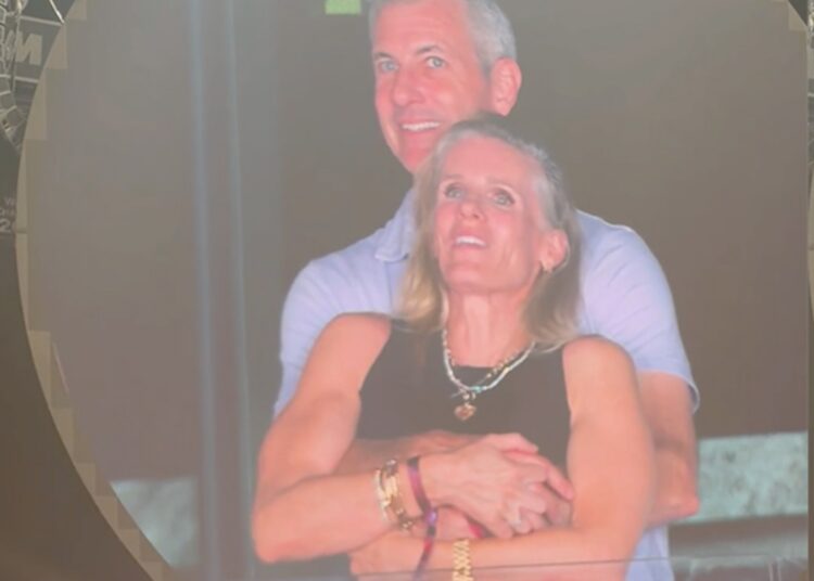 Coldplay, kus en chaos: CEO betrapt op kiss-cam en de bom barst