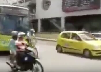 Fietser daagt bus uit en verliest keihard