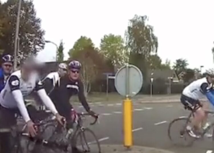 VIDEO: Groepje oude mannen op racefietsen claimt voorrang alsof ze in de Tour zitten