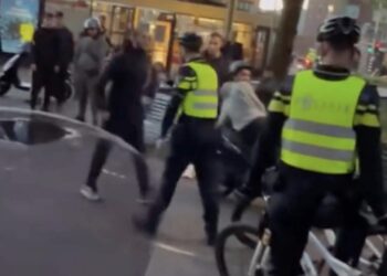 VIDEO: Haagse branieschopper daagt agent uit, maar krijgt onverwachte reactie