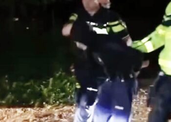 VIDEO: Scooterdief denkt weg te komen, maar agenten laten zien wie er de baas is