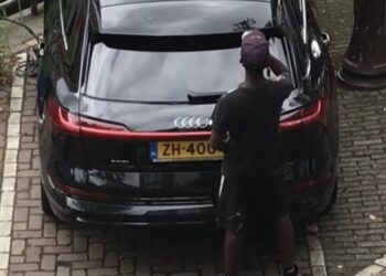 Man betrapt wildplasser bij z’n Audi — internet gaat los om kalmste reactie ooit
