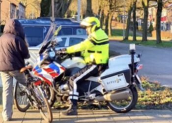Zien: Agent grijpt in bij jong meisje op fiets: TikTok-video zorgt voor ophef