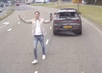 Man kan zijn Alfa Romeo afschrijven na idiote remactie tegen vrachtwagenchauffeur