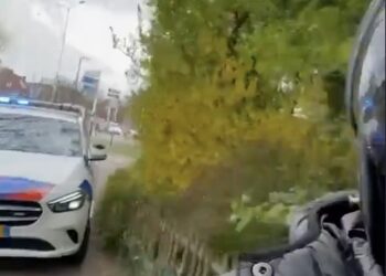 VIDEO: Jongen op scooter filmt rustig terwijl hij door politieauto wordt achtervolgd..