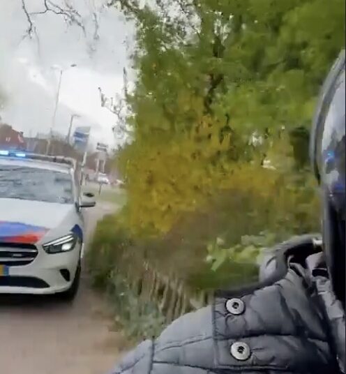 VIDEO: Jongen op scooter filmt rustig terwijl hij door politieauto wordt achtervolgd..