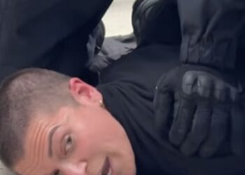 Duitse-agent drukt Gaza-demonstrant met zijn knie tegen de grond