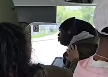 Man spuugt en ramt alle ramen van de bus kapot omdat hij moest doorlopen na het inchecken