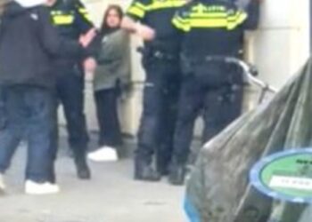 Politie agent laat zien wie de baas is