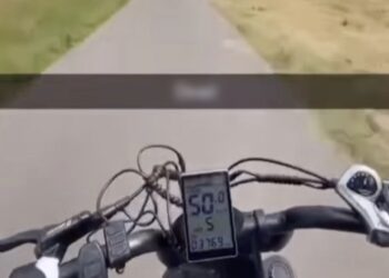 Jongen op fatbike rijdt 50 km/u en ziet overstekende man in scootmobiel veel te laat…