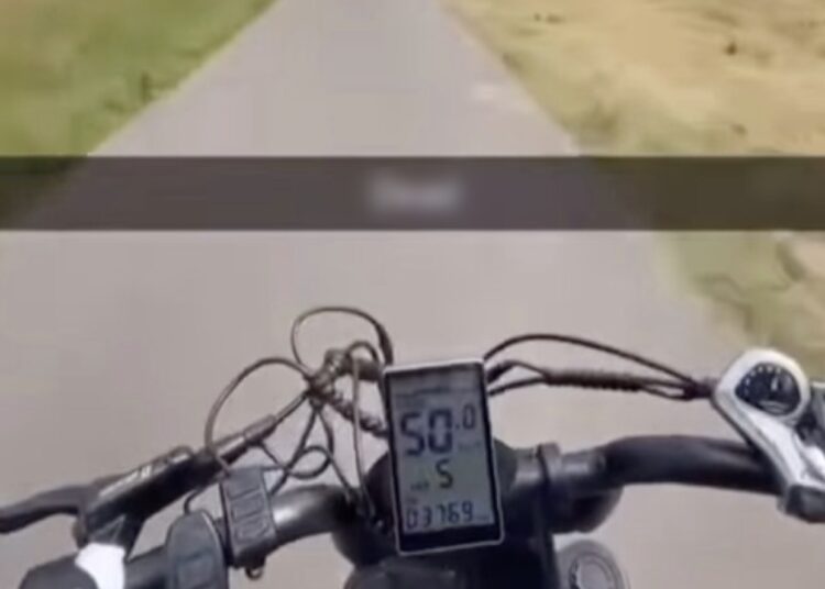 Jongen op fatbike rijdt 50 km/u en ziet overstekende man in scootmobiel veel te laat…