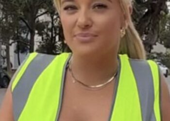 VIDEO: Vrouw wil ook topless werken, net als haar mannelijke collega’s