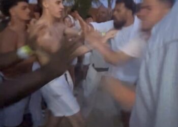 Massale knok-partij tijdens White Party in Griekenland.. Vakantiegangers slaan elkaar om de oren.