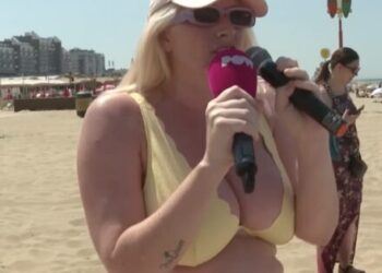 Topless dame valt badgasten lastig op het strand in Scheveningen..