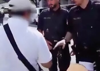 Oostenrijkse politie laat even dat ze het niet eens zijn met gezichtsbedekking