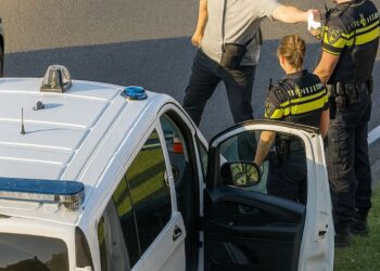 Schiedam: man zet hele straat op stelten, treitert politie en gaat er vandoor