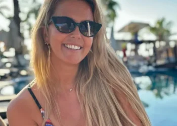 Monique Smit verrast iedereen met foto in panterprint bikini