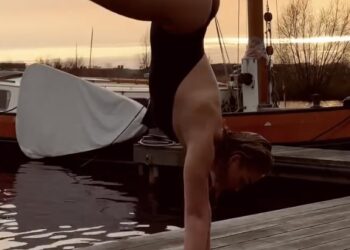 Vrouw doet handstand en mannen vinden dit niet erg