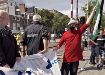 Terwijl de regenboogboten varen, knallen de wapenstokken elders