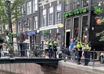 Dwarsligger blokkeert grachtverkeer en ligt erbij alsof hij Ibiza heeft geboekt