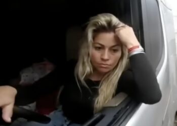 Blonde vrachtwagenchauffeur fileert de loods als een baas – mannen kunnen alleen maar kijken en knikken