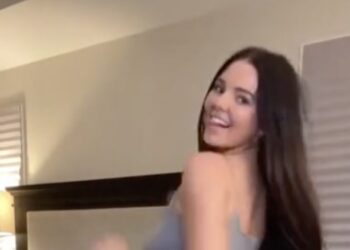 Dame doet dansje voor de camera en dat ziet er piekfijn uit