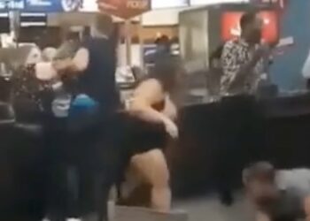 Vrouw flipt compleet in McDonald’s en werkt gasten één voor één naar de grond