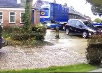Vrachtwagenchauffeur neemt geparkeerde auto mee alsof het een boodschappenkarretje is