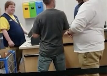 Twee gasten beginnen matpartij, maar vergeten één cruciaal detail: die andere vent is 2x zo groot