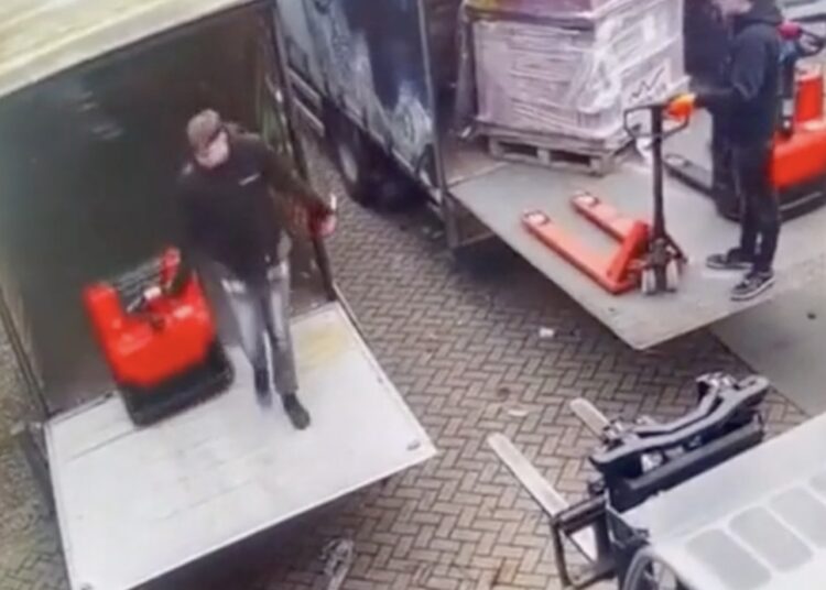 Magazijnmedewerker drukt op verkeerd knopje en ziet pompwagen uit vrachtwagen lazeren