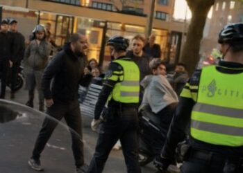 Ondertussen in Den Haag: Confrontatie tussen een man en een agent