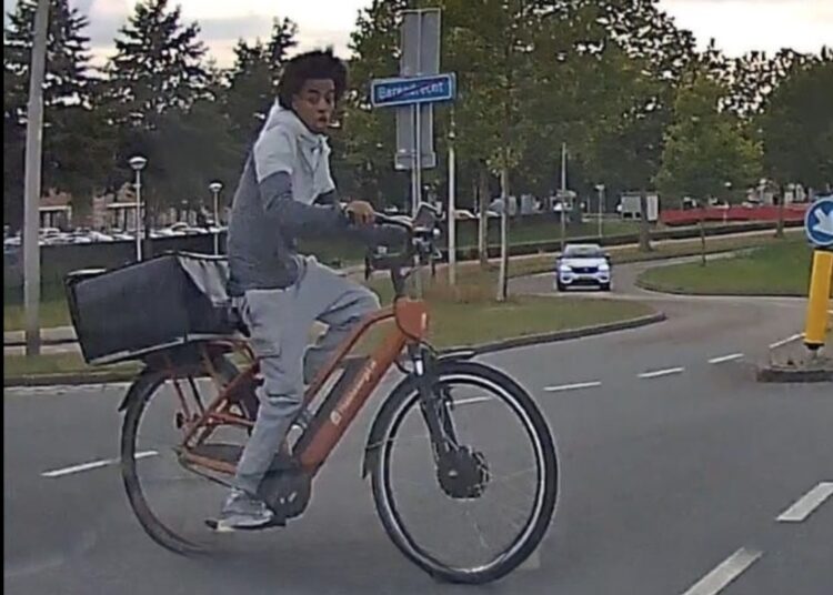 Gevaarlijk gedrag van bezorger gaat viraal: ogen op je telefoon, niet op de weg