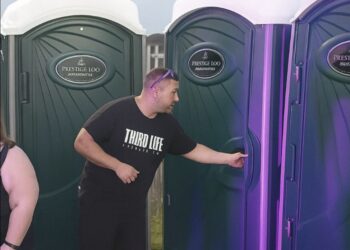 Ondertussen bij een festival: dixi-drama eindigt in walk of shame die viraal gaat