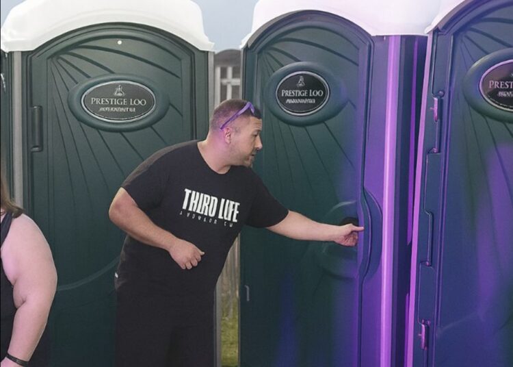 Ondertussen bij een festival: dixi-drama eindigt in walk of shame die viraal gaat