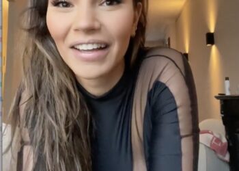 Monica geuze past een nieuw stukje kleding en wij keuren het goed