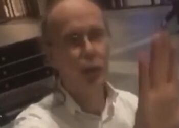 Nederlandse man speelt piano op station. Wordt plots aangevallen door stel gasten