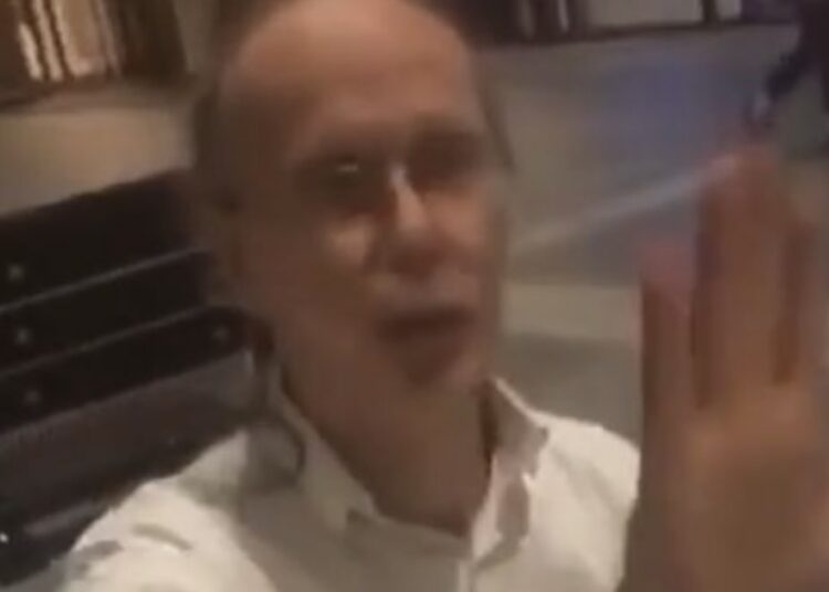 Nederlandse man speelt piano op station. Wordt plots aangevallen door stel gasten