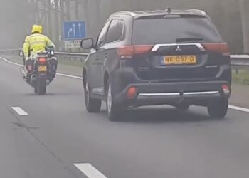 Mitsubishirijder negeert politie en kiest voor wilde vlucht